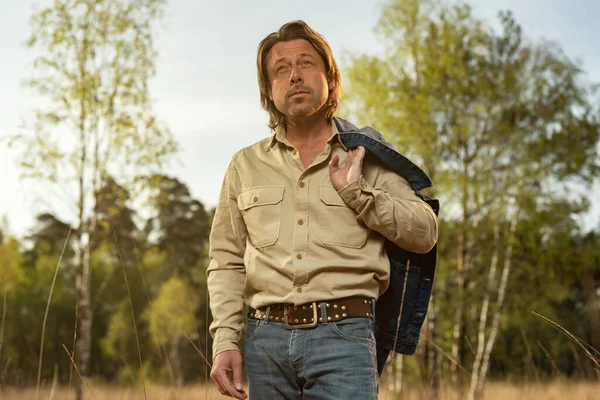 Hombre Con Camisa Sostiene Chaqueta Jeans Sobre Hombro Reserva Natural —  Fotos de Stock