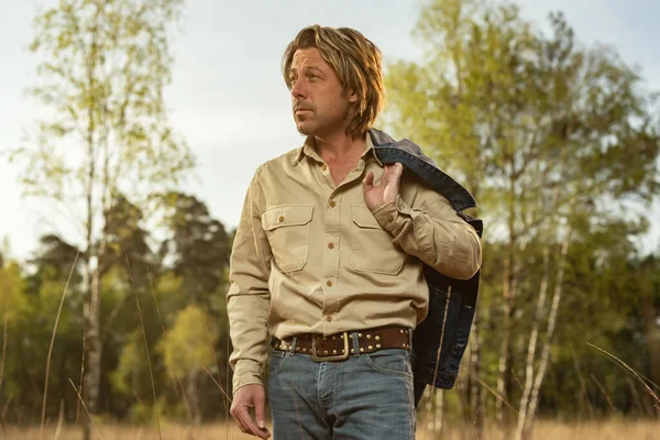 Mannen Skjorta Håller Jeans Jacka Över Axeln Naturreservat Vid Soluppgången — Stockfoto