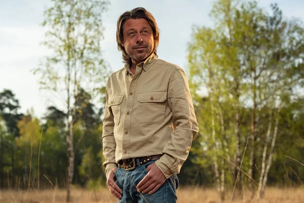 Hombre Con Camisa Marrón Claro Reserva Natural Amanecer Durante Primavera —  Fotos de Stock