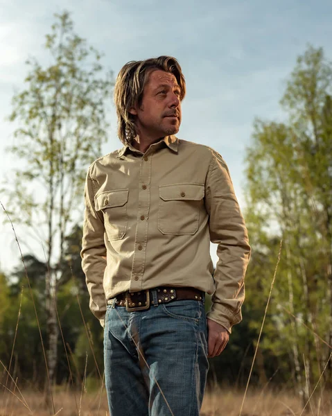 Hombre Con Camisa Marrón Claro Reserva Natural Amanecer Durante Primavera —  Fotos de Stock