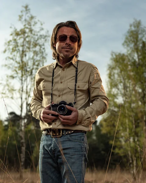 Naturfotograf Mit Sonnenbrille Naturschutzgebiet Bei Sonnenaufgang Frühling — Stockfoto