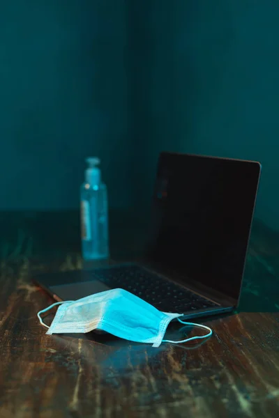 Máscara Cirúrgica Gel Desinfetante Laptop Mesa Madeira — Fotografia de Stock