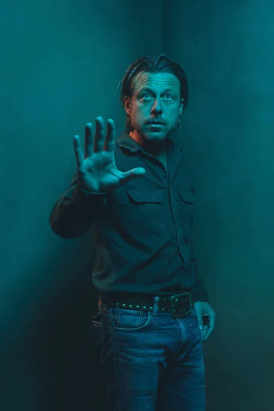 Homem Camisa Verde Jeans Fica Canto Sala Vazia Fazendo Segurando — Fotografia de Stock