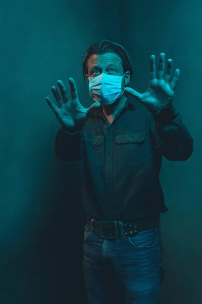 Man Met Chirurgisch Gezichtsmasker Groen Shirt Jeans Staat Hoek Van — Stockfoto