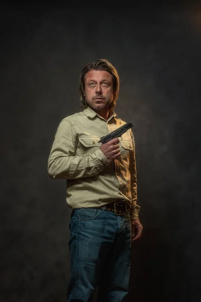 Homem Com Pistola Camisa Castanha Clara Jeans Frente Parede Cinza — Fotografia de Stock