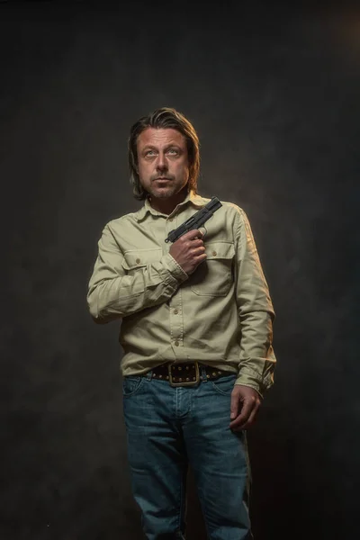 Homem Com Pistola Camisa Castanha Clara Jeans Frente Parede Cinza — Fotografia de Stock