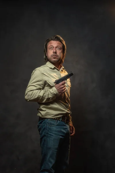 Homem Com Pistola Camisa Castanha Clara Jeans Frente Parede Cinza — Fotografia de Stock