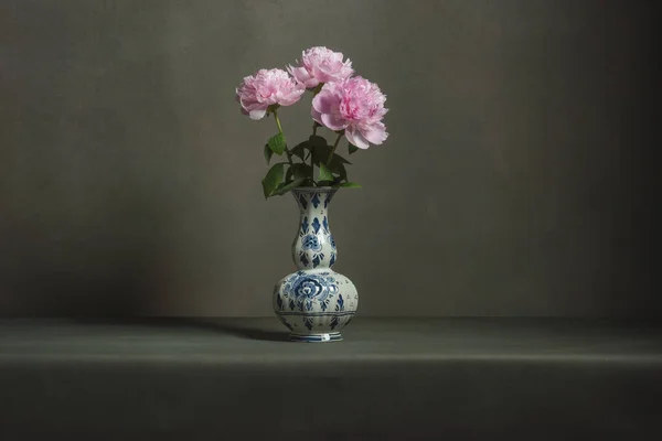 Pink Peonies Delft Blue Vase Table Grey Room — Stock Photo, Image