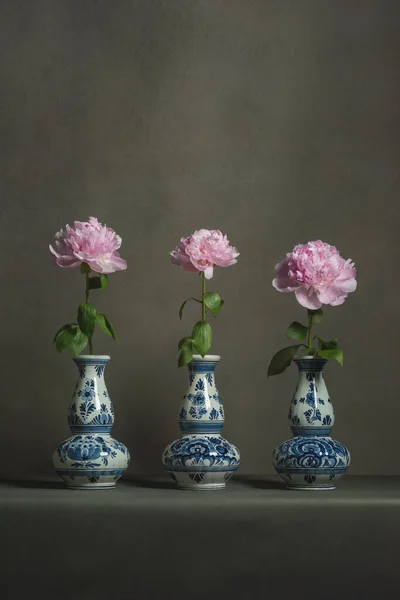 Trois Vases Bleu Delft Avec Pivoines Roses Sur Une Table — Photo