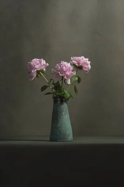 Peonie Rosa Vaso Ceramica Vintage Tavolo Una Stanza Grigia — Foto Stock