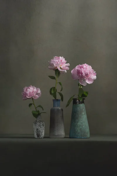 Drei Vintage Töpfervasen Mit Rosa Pfingstrosen Auf Einem Tisch Einem — Stockfoto