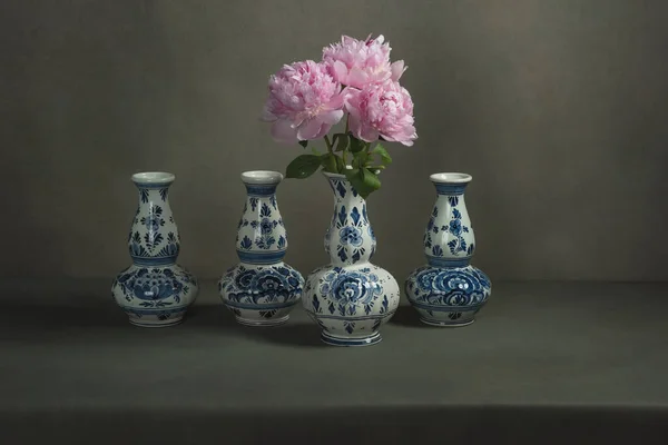 Gri Bir Odadaki Bir Masada Şakayıklı Dört Delft Mavi Vazo — Stok fotoğraf