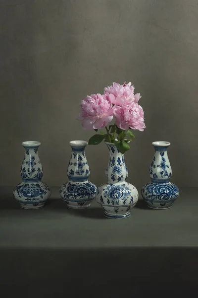 Vier Delftblaue Vasen Mit Pfingstrosen Einer Auf Einem Tisch Einem — Stockfoto