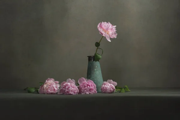 Vintage Pottery Vase One Peony Some Peonies Lying Next Table — Stock Photo, Image