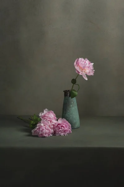 Vase Poterie Vintage Avec Une Pivoine Quelques Pivoines Couchées Côté — Photo