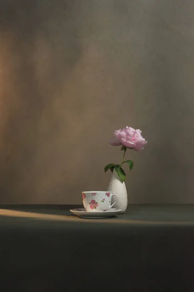 Çay Fincanı Çay Tabağı Beyaz Bir Vazo Sabah Güneşinde Gri — Stok fotoğraf