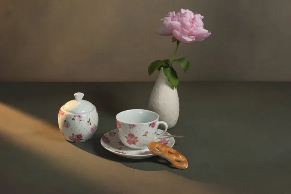 Çay Fincanı Çay Tabağı Kurabiye Şeker Kasesi Şakayıklı Beyaz Vazo — Stok fotoğraf