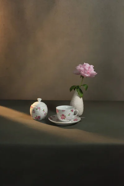 Çay Fincanı Çay Tabağı Şeker Kasesi Şakayıklı Beyaz Vazo Sabah — Stok fotoğraf