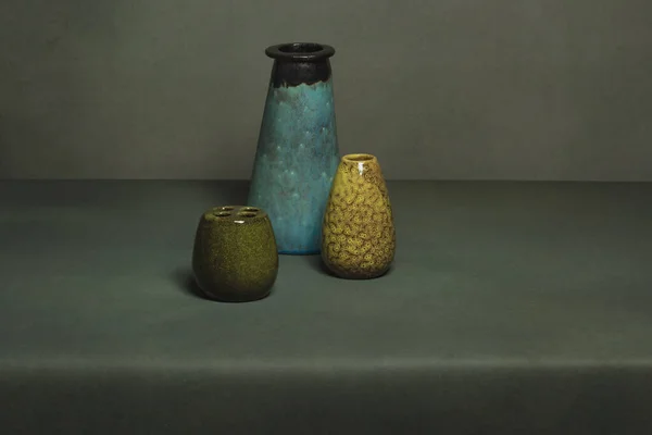 灰色の壁の前の灰色のテーブルの上の青 緑のヴィンテージの花瓶 — ストック写真