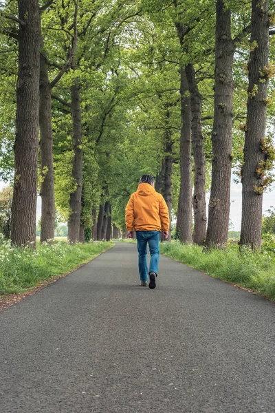 Homme Veste Jaune Jeans Marche Sur Route Campagne Printemps — Photo