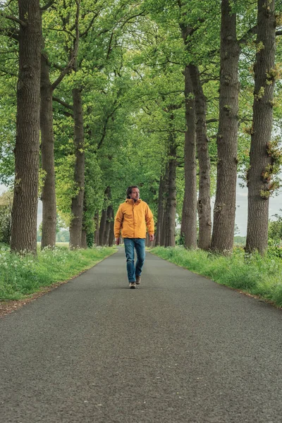 Mann Gelber Jacke Und Jeans Läuft Frühling Über Landstraße — Stockfoto