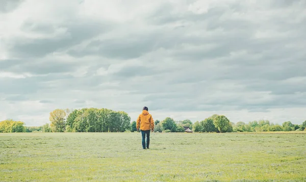 Homme Veste Jaune Jean Marche Dans Prairie Campagne — Photo