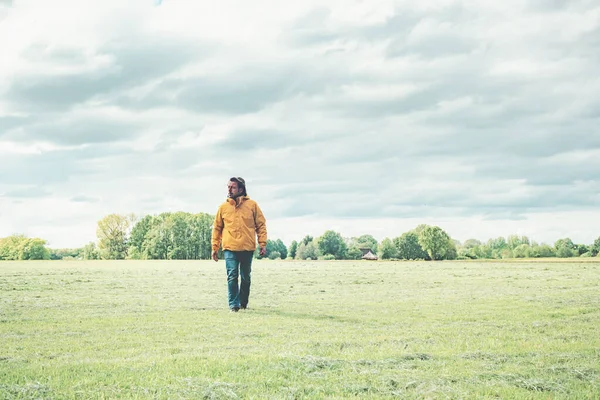 Man Yellow Jacket Jeans Walks Meadow Countryside — Stock Photo, Image