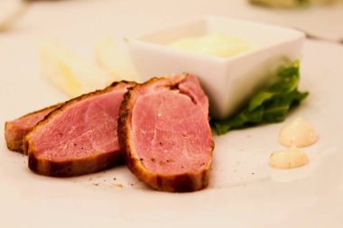 Ördek göğsü bir plaka üzerinde füme