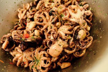 Yemek pişirmek için bir kabın içinde Marine küçük mürekkep