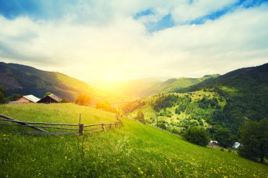 Karpatlar dağ manzarası sabah gökyüzü altında. Ukrayna.