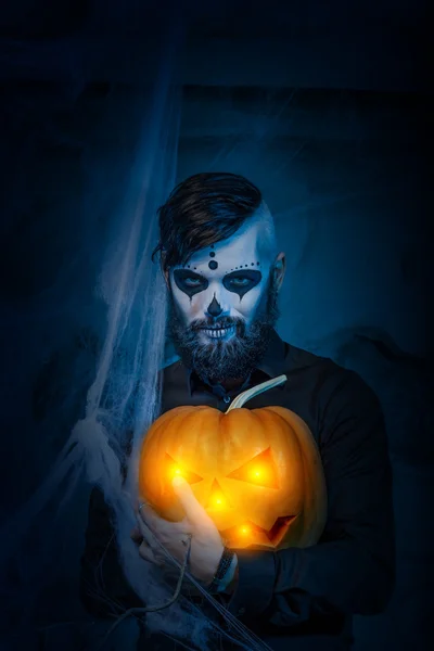 Genç adam gün ölü maske yüz sanat Halloween konseptiyle — Stok fotoğraf