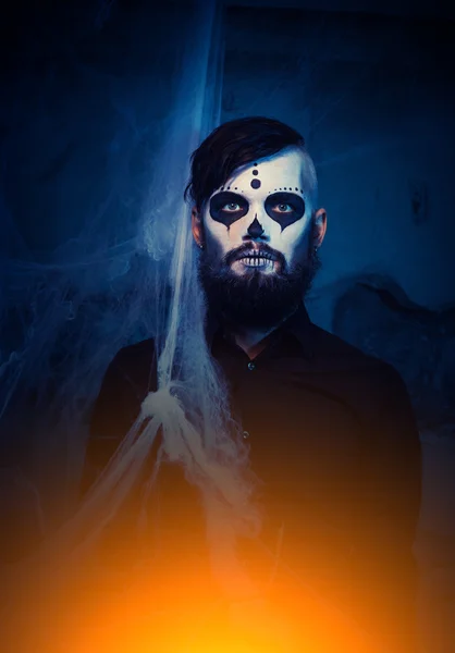 El concepto de Halloween con el hombre joven en el día del arte de la máscara muerta — Foto de Stock