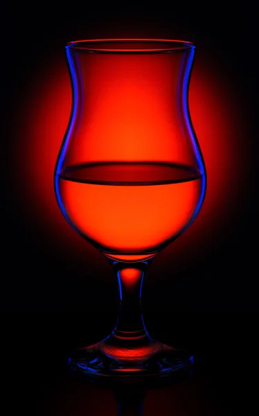 Силуэт очки с напитком в баре на черном фоне — стоковое фото