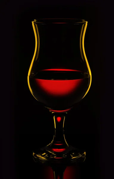 Силуетні окуляри з напоєм у барі на чорному тлі — стокове фото
