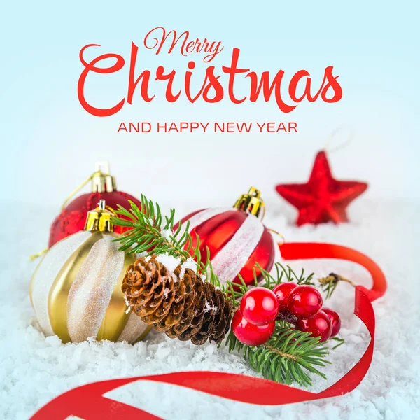 Cartão de Natal com abeto e decoração em fundo branco — Fotografia de Stock