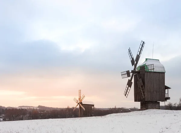 Traditionele houten Oekraïense windmolen in de winter — Stockfoto