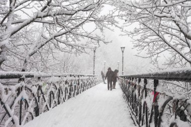 Kış city park. Kiev aşıklar Köprüsü. Ukrayna.