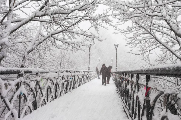 Téli városi park. szerelmesek híd Kijevben. Ukrajna. — Stock Fotó