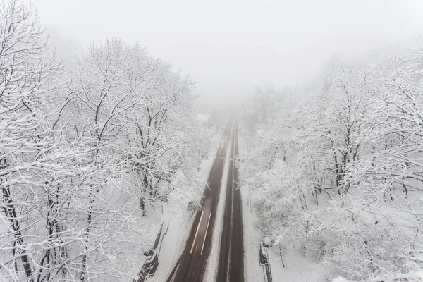 Tempête de neige, routes glissantes et beaucoup de trafic en ville — Photo