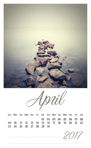 2017 fotokalender met minimalistisch landschap. April. — Stockfoto