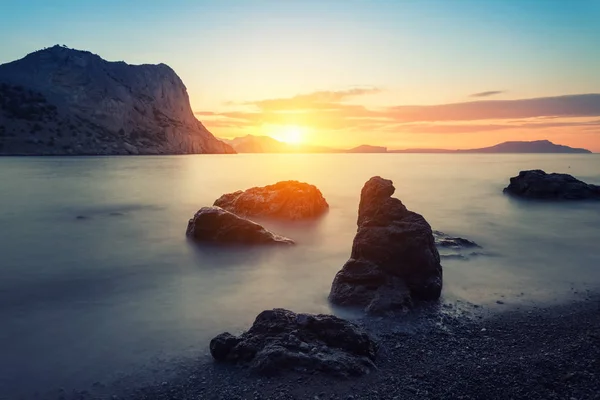 Minimalistische Meereslandschaft. Sonnenaufgang an der Küste. — Stockfoto