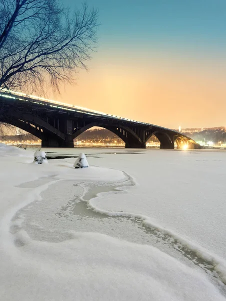 Winter Kyiv metro bridge in the evening — Stock Photo, Image