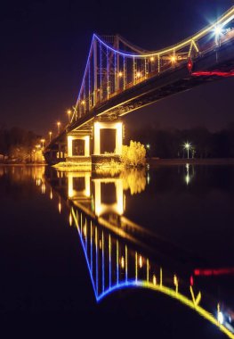 Akşam Kiev şehir yaya köprüsü. Ukrayna