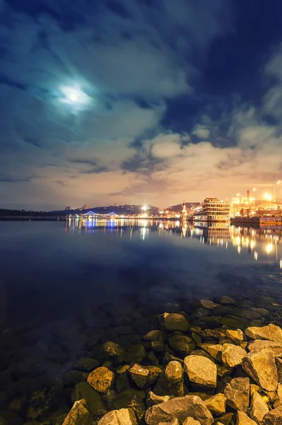 Horizonte de la ciudad de Kiev por la noche — Foto de Stock