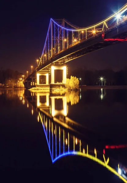 Puente peatonal en la ciudad de Kiev noche. Ucrania —  Fotos de Stock