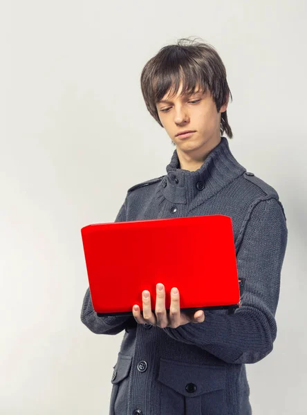 Lässiger glücklicher Teenager mit Laptop — Stockfoto