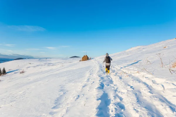 Wandelaar in de winter bergen — Stockfoto