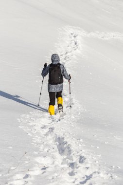 Kış dağlarında yürüyüş yapan