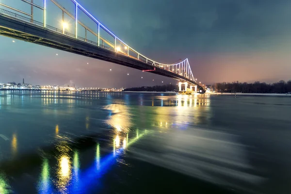 Пешеходный мост зимой в Киеве. Украина — стоковое фото