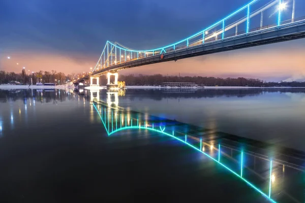 Ponte pedonale in inverno Kiev. Ucraina — Foto Stock